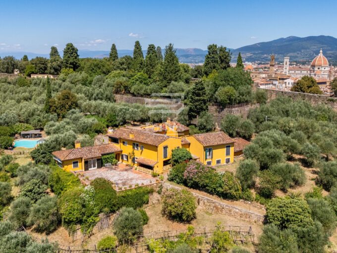 Prestigiosa Villa Panoramica con Piscina a due Passi dal Centro Storico di Firenze