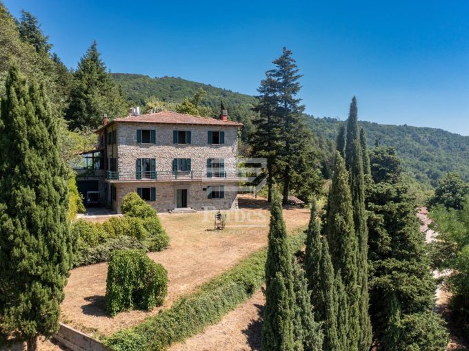 Prestigiosa tenuta con ville e riserva privata nel cuore del Mugello