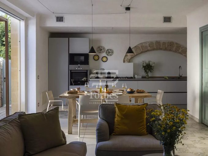 Villa di lusso ristrutturata con dépendance, giardino e vista sul mare