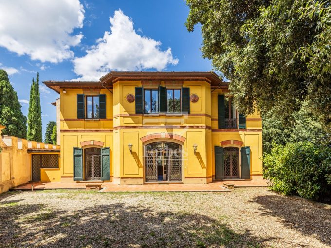 Villa storica in Vendita a Firenze nel meraviglioso contesto di via pian dei Giullari con Parco Privato e Uliveto