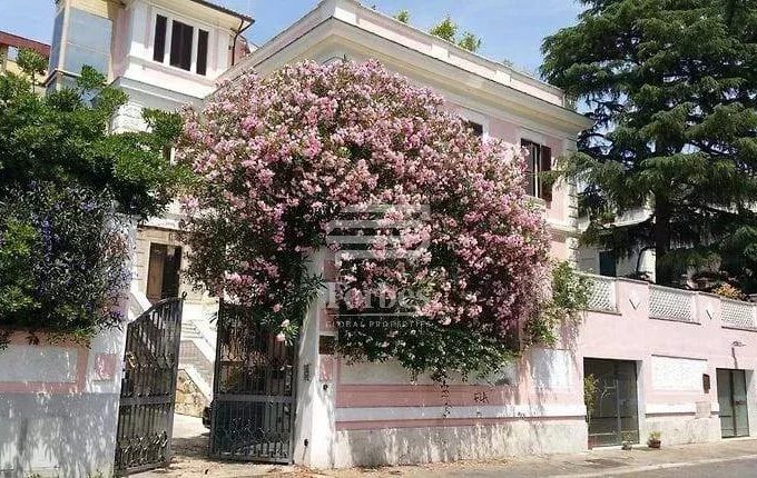 Villa storica di lusso con giardino a Monteverde, Roma
