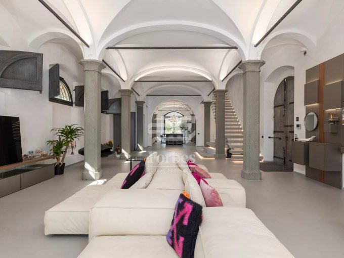 Villa storica in vendita in Toscana, residenza di lusso con vista panoramica e tecnologie avanzate