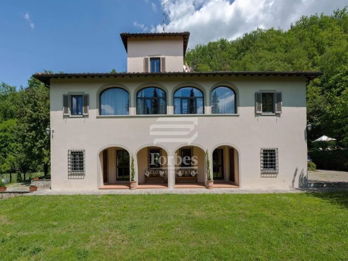 Elegante villa in affitto con piscina e dependance