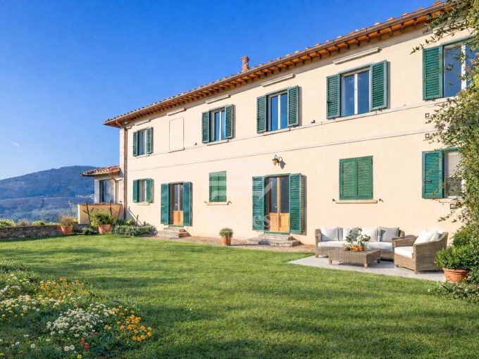 Elegante villa con piscina sulle colline di Firenze