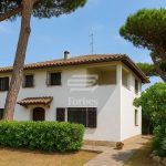 Villa indipendente in vendita sul mare con piscina e giardino