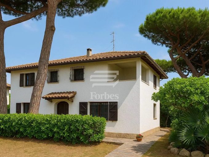 Villa indipendente in vendita sul mare con piscina e giardino