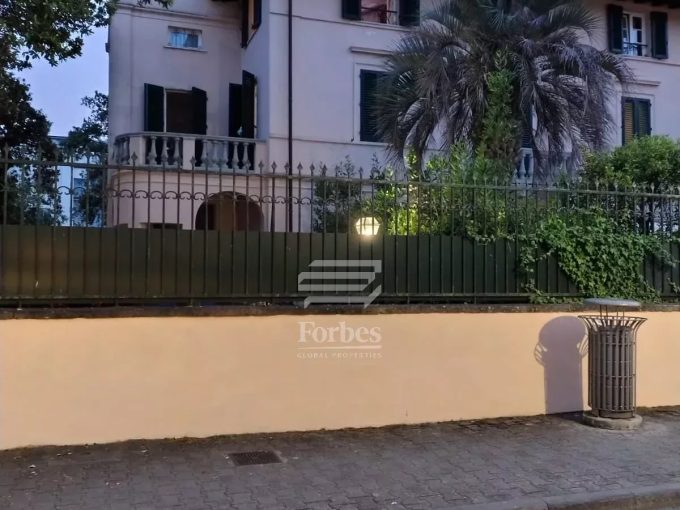 Appartamento in affitto a Forte Dei Marmi con giardino privato e posto auto