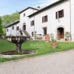 Prestigiosa tenuta in vendita sulle colline toscane