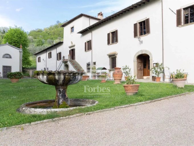 Prestigiosa tenuta in vendita sulle colline toscane