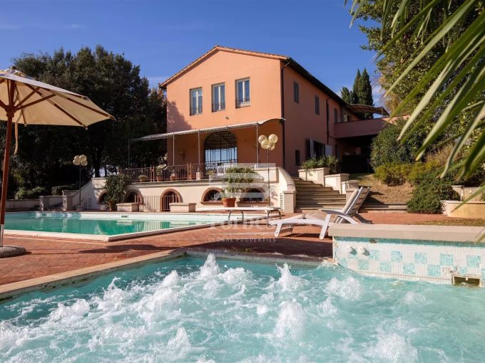 Incantevole villa con piscina in vendita campagne Toscane