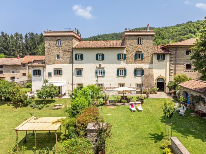 Magnifica villa storica in vendita in Toscana vicino a Firenze