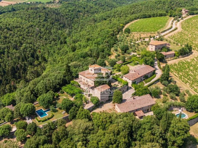 Prestigiosa tenuta in vendita nel cuore del Chianti Classico