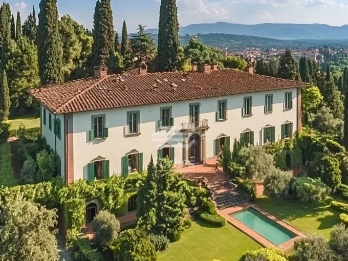 Villa storica in vendita con piscina e vista su Firenze
