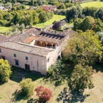 Elegante porzione di villa in un ex Convento del '400