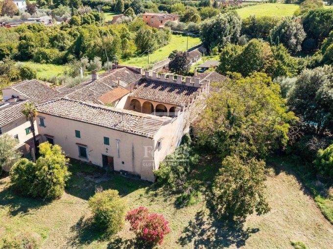 Elegante porzione di villa in un ex Convento del '400