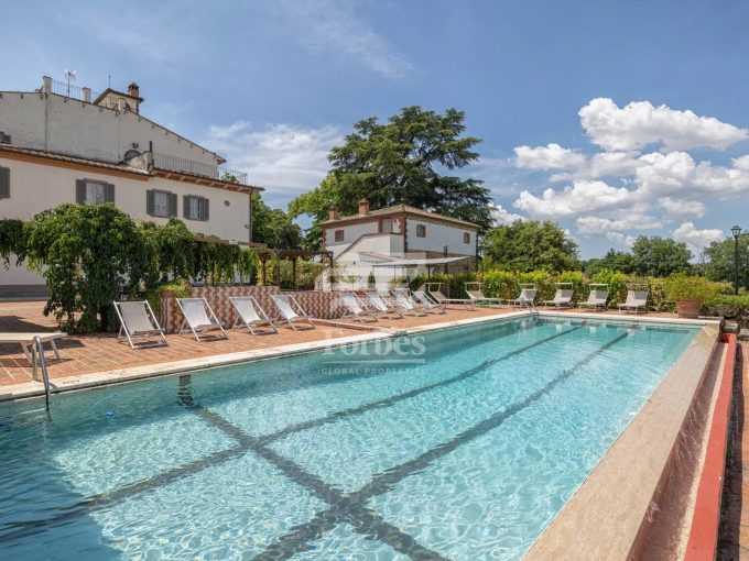 Antica villa di campagna in vendita in Toscana con dependance e tenuta privata