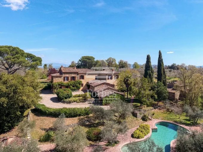 Prestigiosa tenuta in vendita vicino ad Arezzo con villa padronale e dépendance