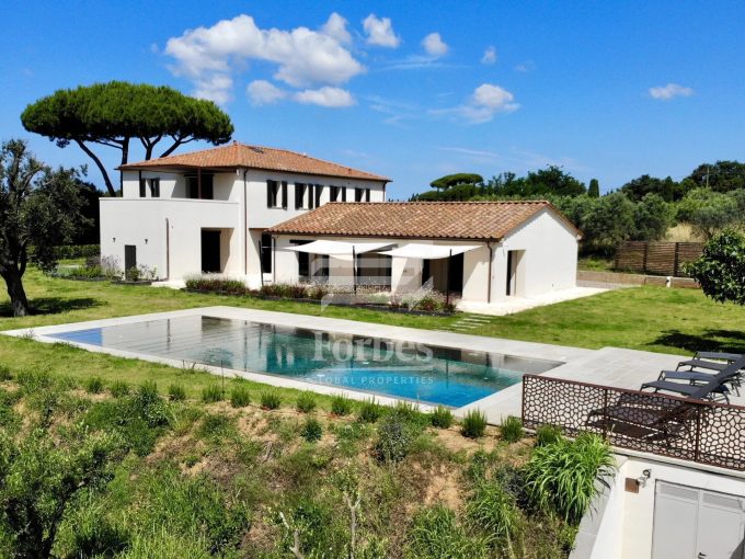 Lussuosa villa contemporanea con vigneti e uliveti in vendita sul mare in Toscana