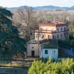 Complesso immobiliare con ampi spazi esterni in area verde – Lucca