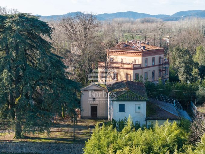 Complesso immobiliare con ampi spazi esterni in area verde – Lucca