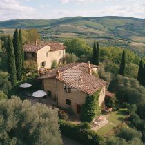 Antico borgo Toscano con vigneti, oliveti, agriturismo e licenze per eventi in vendita