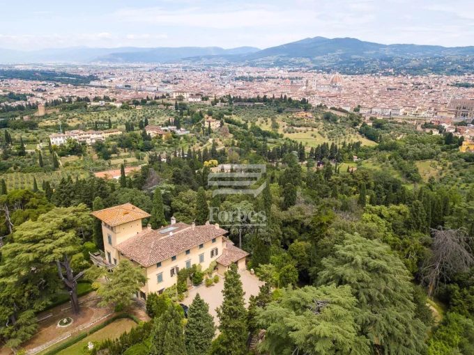 Iconica villa in vendita con vista unica su Firenze