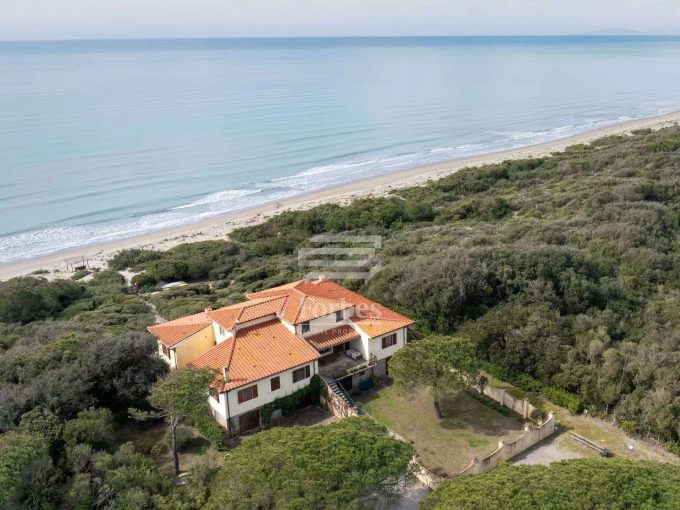 Magnifica villa con accesso diretto al mare in vendita a Castiglione della Pescaia