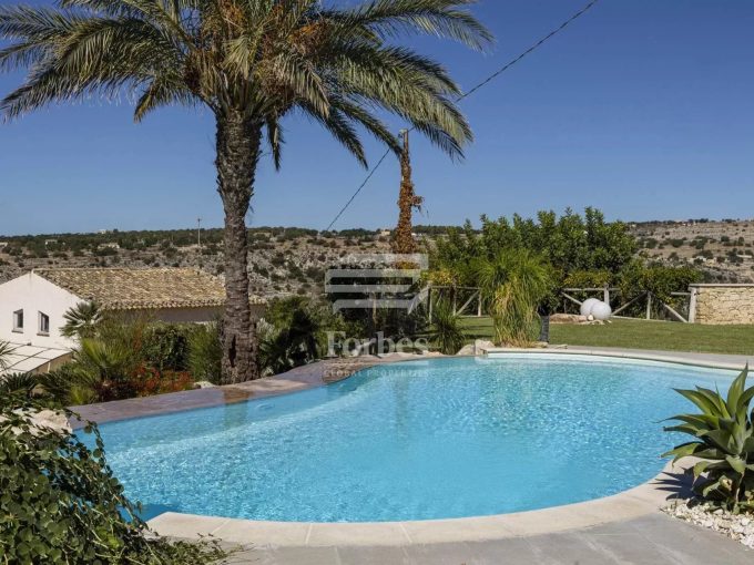 Villa storica di lusso con piscina e vista mare in vendita a Scicli