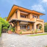 Magnifica villa con giardino in vendita a Forte dei Marmi, a soli 1 km dal mare