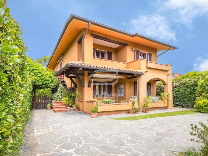Magnifica villa con giardino in vendita a Forte dei Marmi, a soli 1 km dal mare