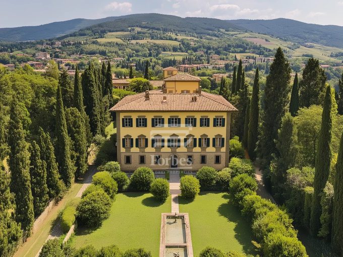 Dimora storica in vendita con parco e annessi sulle colline toscane