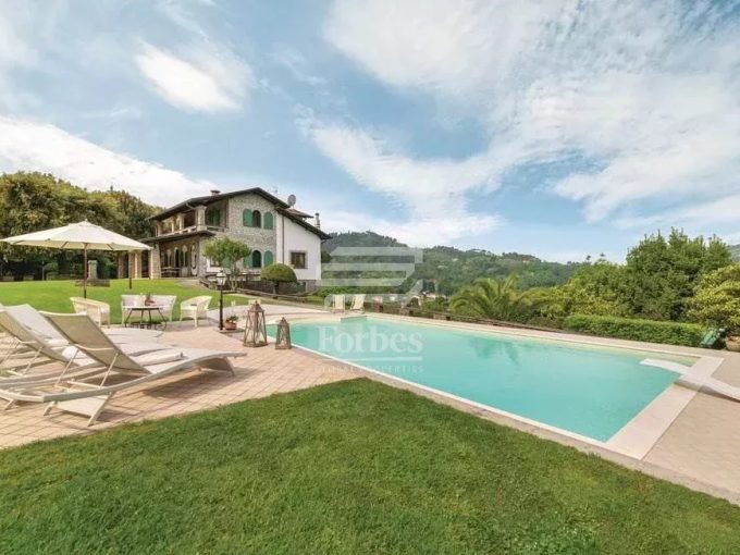 Prestigiosa villa con piscina in vendita a Camaiore