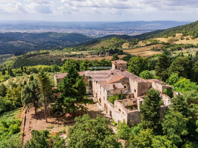 Castello storico dell'XI secolo in vendita sulle colline di Firenze