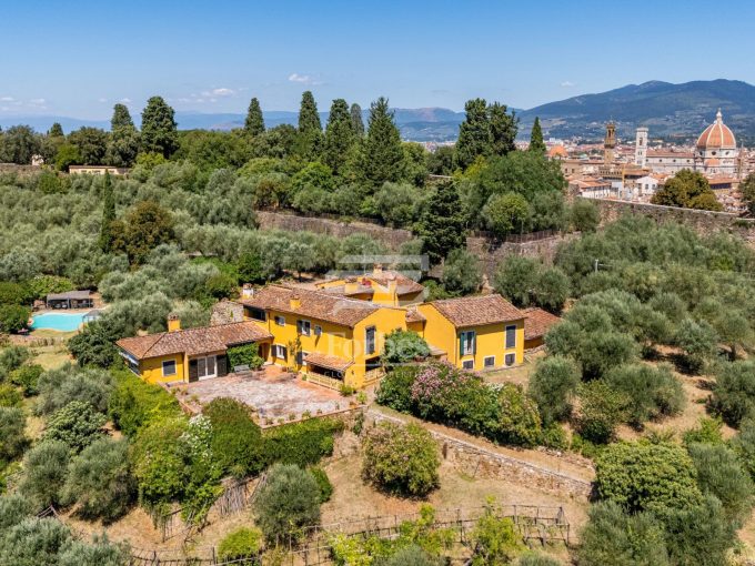 Prestigiosa Villa Panoramica con Piscina a due Passi dal Centro Storico di Firenze