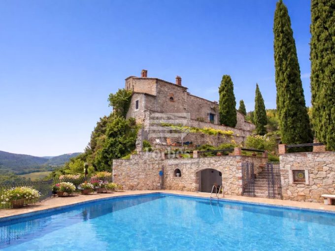 Dimora storica di lusso in vendita in Umbria vicino Roma con cappella privata e 35 ettari di terreno
