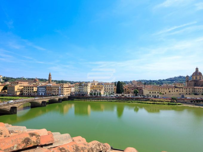 Raffinato Appartamento con Terrazza Vista Arno in Affitto sul Lungarno Vespucci – Firenze