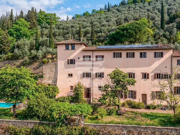 Elegante Villa Storica in Vendita sulle Colline di Firenze