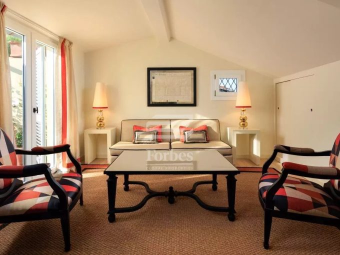 Elegante Pied-à-Terre con Terrazze Vista Arno in Affitto sul Lungarno Vespucci – Firenze