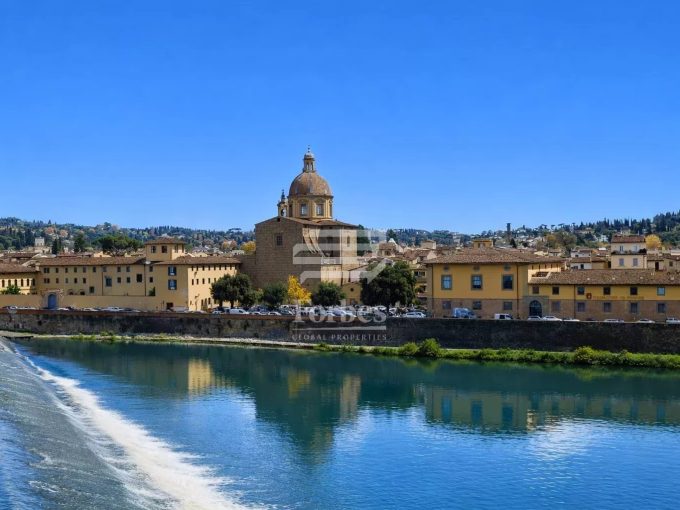 Appartamento di Lusso in Vendita sul Lungarno a Firenze con Vista Panoramica sull’Arno