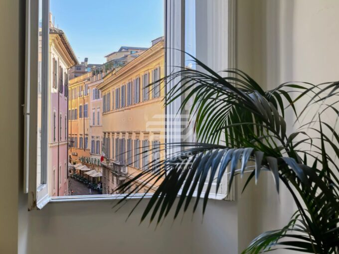 Appartamento di pregio con balcone in Piazza esclusiva a Campo Marzio