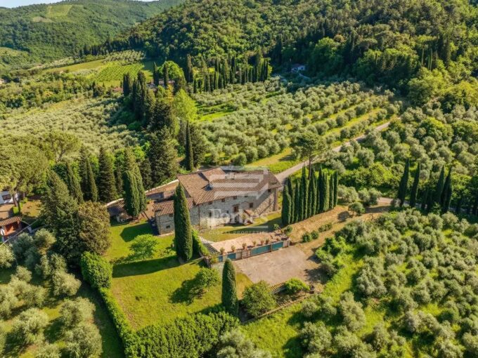 Incantevole casale in vendita sulle colline vicino a Firenze