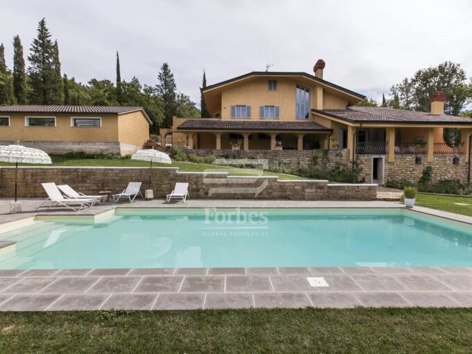 Elegante villa moderna con piscina e parco privato nei pressi di Arezzo