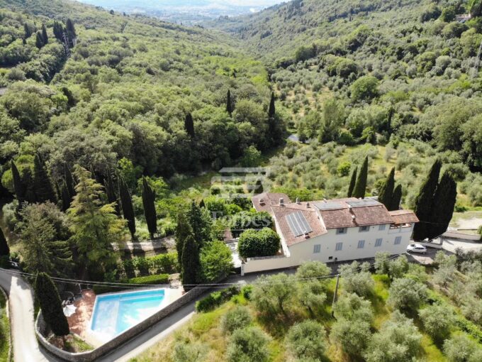 Villa di Lusso con Piscina e Giardino in Affitto a Bagno a Ripoli