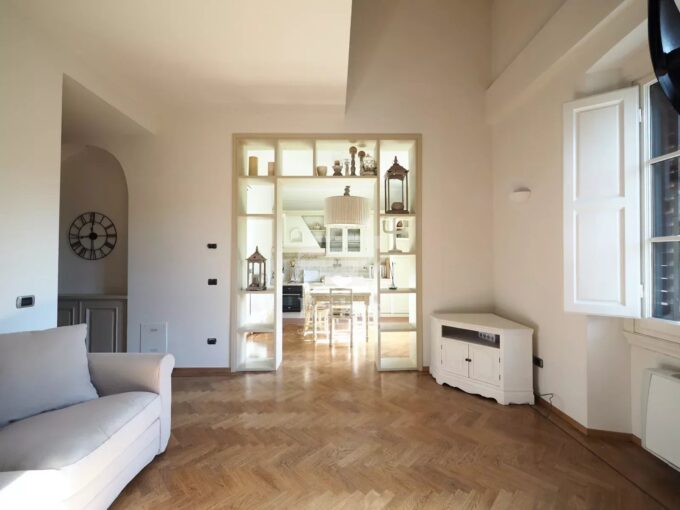 Elegante appartamento su due livelli con terrazza a tasca in affitto a Firenze