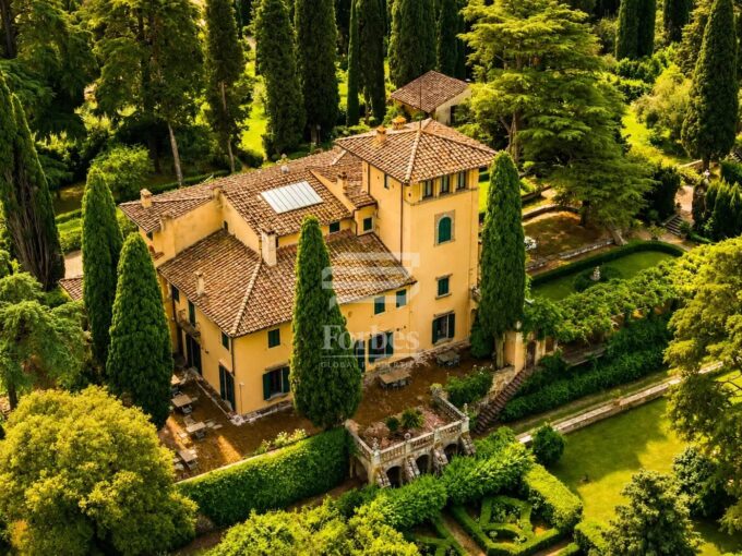 Iconica villa in vendita con vista unica su Firenze